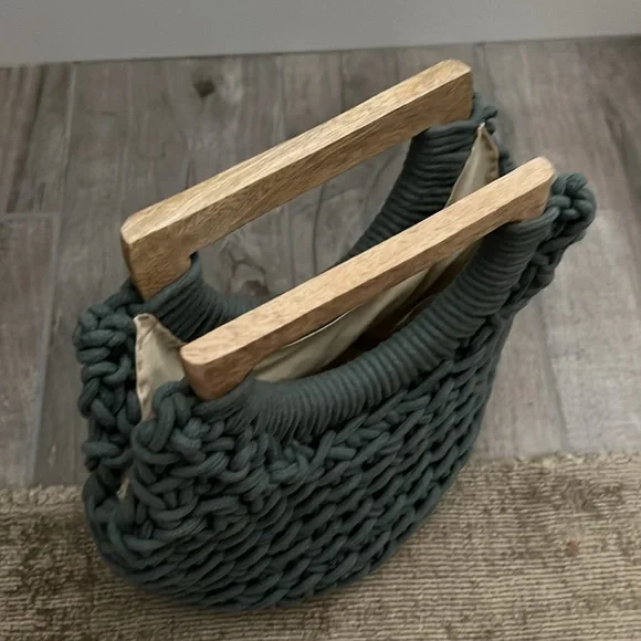 Crochet style bag w/ wood handles - Picture 2 of 5